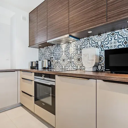 Stylish With King Bed, Balcony And Full Kitchen 公寓 *