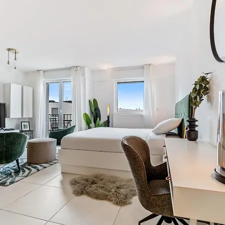 Stylish With King Bed, Balcony And Full Kitchen