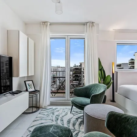 Stylish With King Bed, Balcony And Full Kitchen Appartamento *