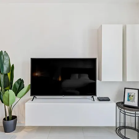 Stylish With King Bed, Balcony And Full Kitchen Appartamento