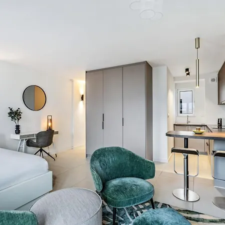 Stylish With King Bed, Balcony And Full Kitchen *