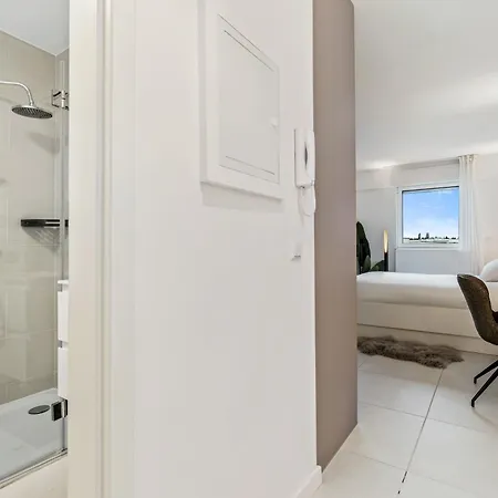 Appartamento Stylish With King Bed, Balcony And Full Kitchen Lussemburgo