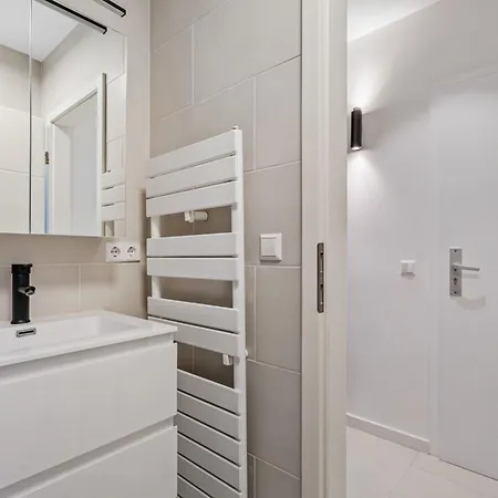 Stylish With King Bed, Balcony And Full Kitchen Appartamento