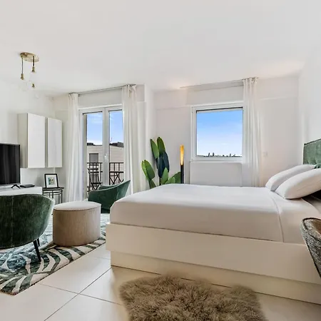 Stylish With King Bed, Balcony And Full Kitchen Appartamento *