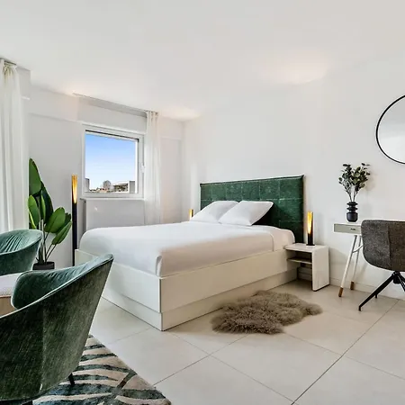 Appartamento Stylish With King Bed, Balcony And Full Kitchen Lussemburgo