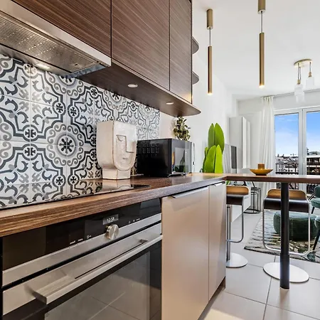 Stylish With King Bed, Balcony And Full Kitchen * Lussemburgo